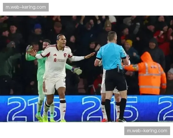 利物浦控场时范迪克指挥防线前压 空间压缩限制对手反击机会